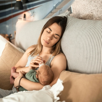 Bébé est là… et pourtant, vous vous sentez seule : un sentiment plus fréquent qu’on ne le pense